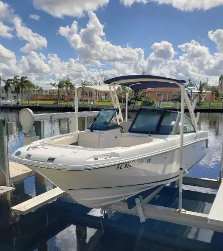 Slide: The Image of Boston Whaler 230 Vantage 2018 - 8