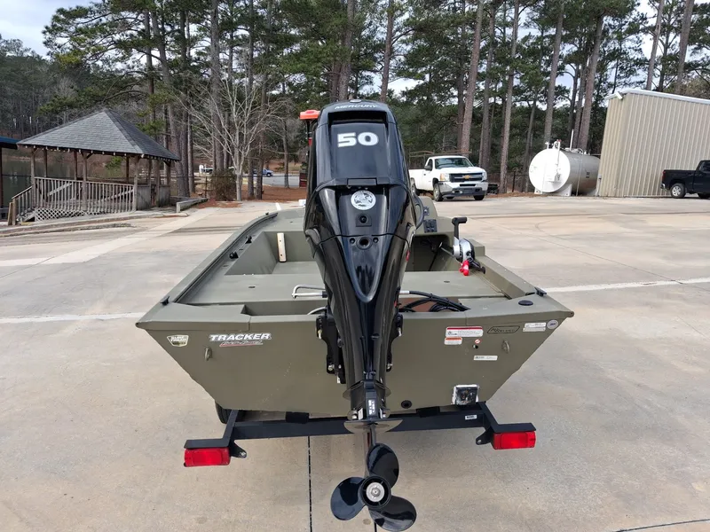 Slide: The Image of Tracker Grizzly 1648 SC 2024 - 4