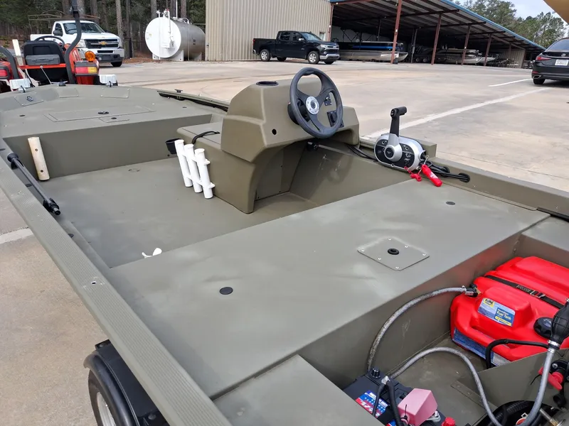 Slide: The Image of Tracker Grizzly 1648 SC 2024 - 5