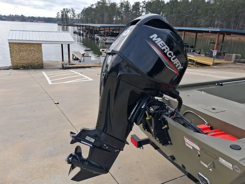 Slide: The Image of Tracker Grizzly 1648 SC 2024 - 7