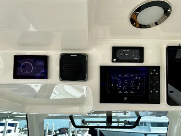 Slide: The Image of Boston Whaler 380 Outrage 2018 - 11