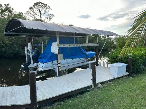 Slide: The Image of Robalo 246 Cayman 2020 - 10