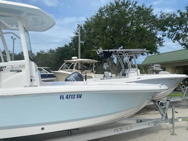 Slide: The Image of Robalo 246 Cayman 2020 - 5