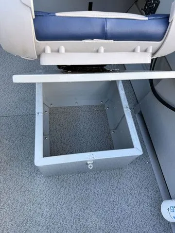 Slide: The Image of Klamath Boats 18 opw 2022 - 22