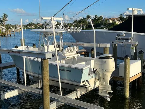 Slide: The Image of Regulator Marine 23 Center Console 2005 - 1