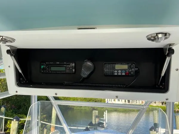 Slide: The Image of Regulator Marine 23 Center Console 2005 - 6