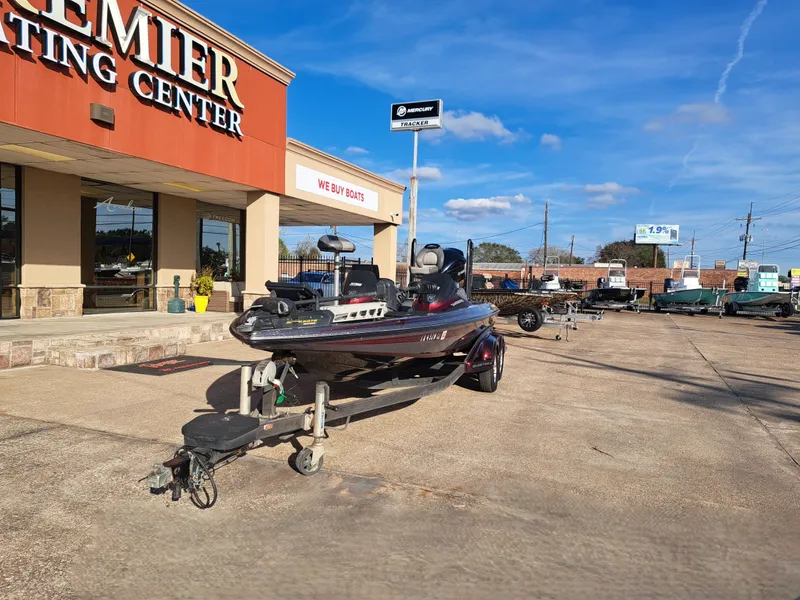 Slide: The Image of 2014 Skeeter FX21 boat at Premier Boating Center. - 3