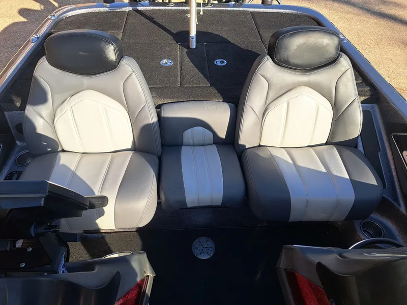Slide: The Image of Interior of a 2014 Skeeter FX21 boat with gray seats. - 32