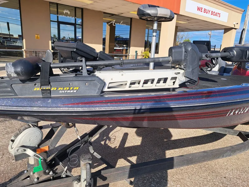 Slide: The Image of 2014 Skeeter FX21 boat with Minn Kota Ultrex motor. - 33