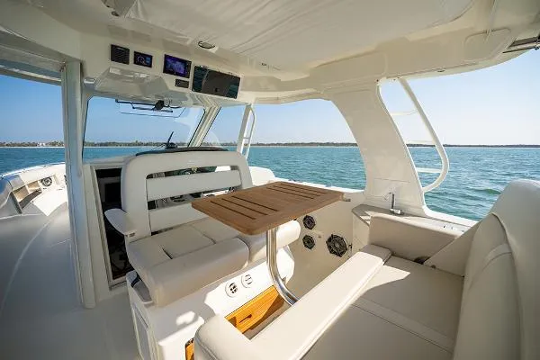 Slide: The Image of Boston Whaler 350 Realm 2019 - 9