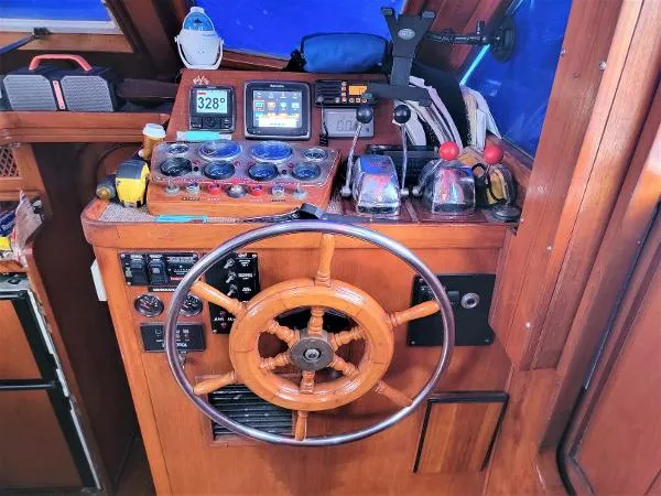 Slide: The Image of Marine Trader 38 Sundeck 1984 - 10