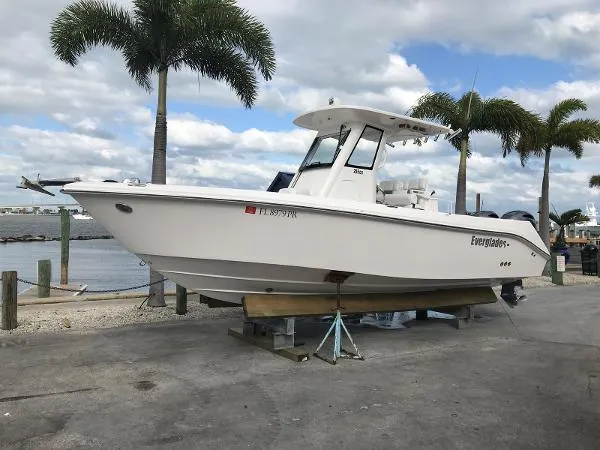 Slide: The Image of Everglades 255 Center Console 2014 - 3