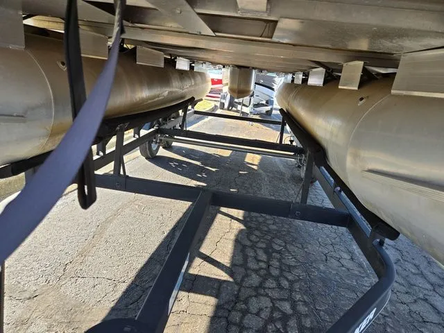 Slide: The Image of Sun Tracker Fishin' Barge 20 DLX 2018 - 11