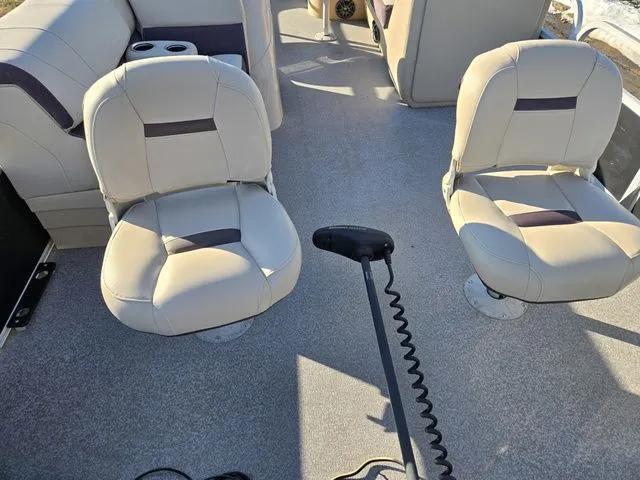 Slide: The Image of Sun Tracker Fishin' Barge 20 DLX 2018 - 15