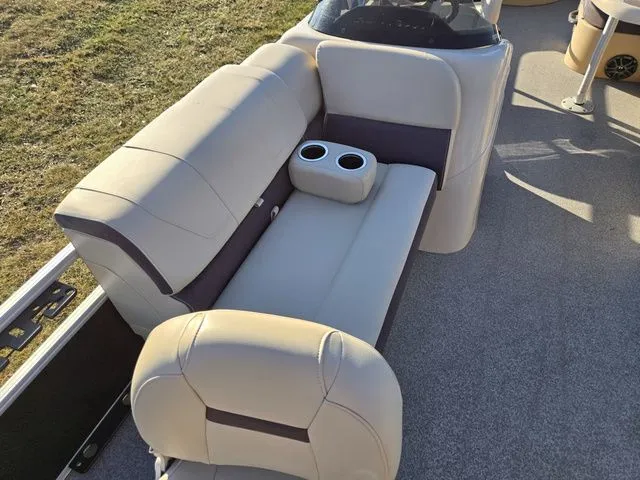 Slide: The Image of Sun Tracker Fishin' Barge 20 DLX 2018 - 17