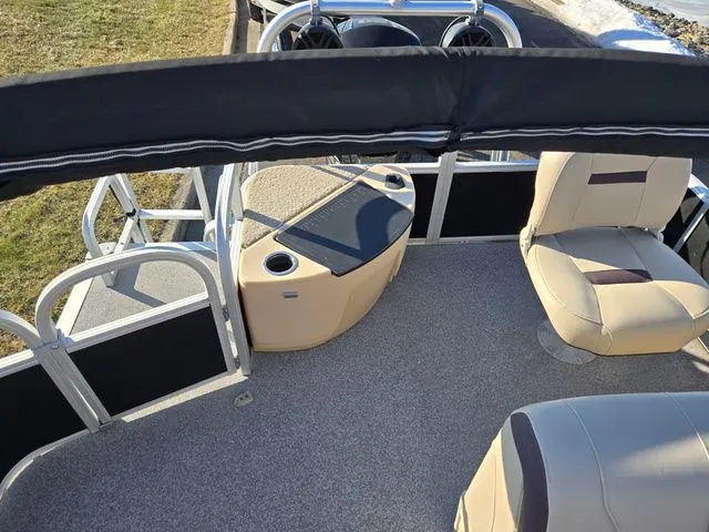 Slide: The Image of Sun Tracker Fishin' Barge 20 DLX 2018 - 22