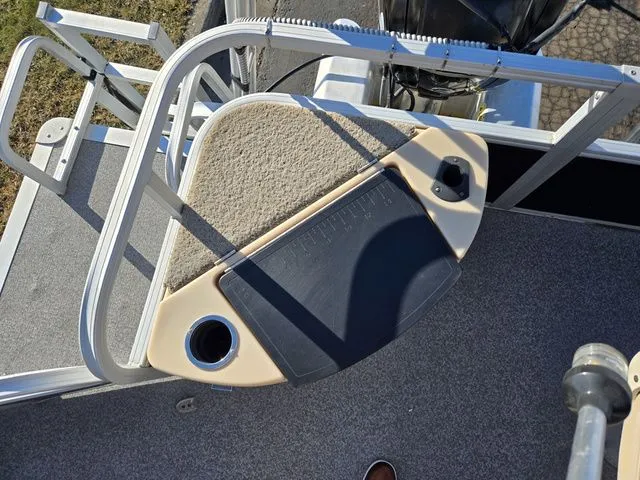 Slide: The Image of Sun Tracker Fishin' Barge 20 DLX 2018 - 23