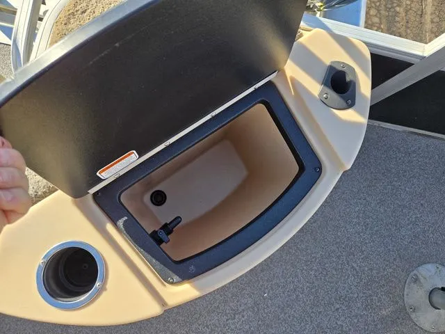 Slide: The Image of Sun Tracker Fishin' Barge 20 DLX 2018 - 24