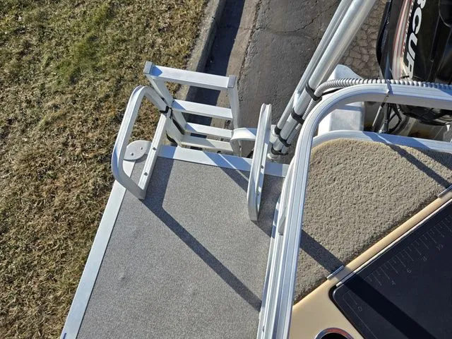 Slide: The Image of Sun Tracker Fishin' Barge 20 DLX 2018 - 25