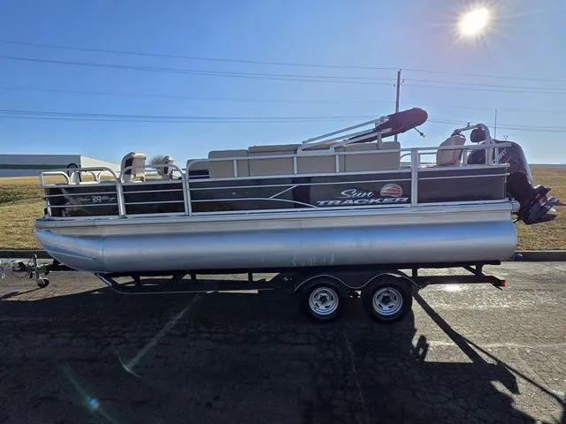 Slide: The Image of Sun Tracker Fishin' Barge 20 DLX 2018 - 6