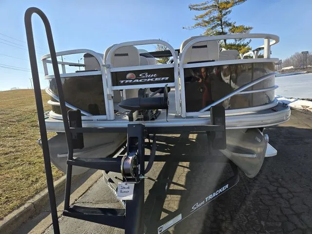 Slide: The Image of Sun Tracker Fishin' Barge 20 DLX 2018 - 9