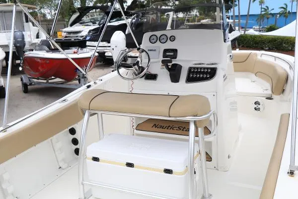 Slide: The Image of NauticStar 2102 Legacy 2020 - 10