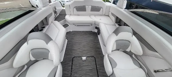 Slide: The Image of Four Winns HD8 2019 - 4