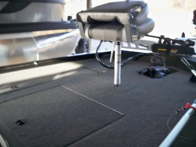 Slide: The Image of Crestliner VT 17 2016 - 9