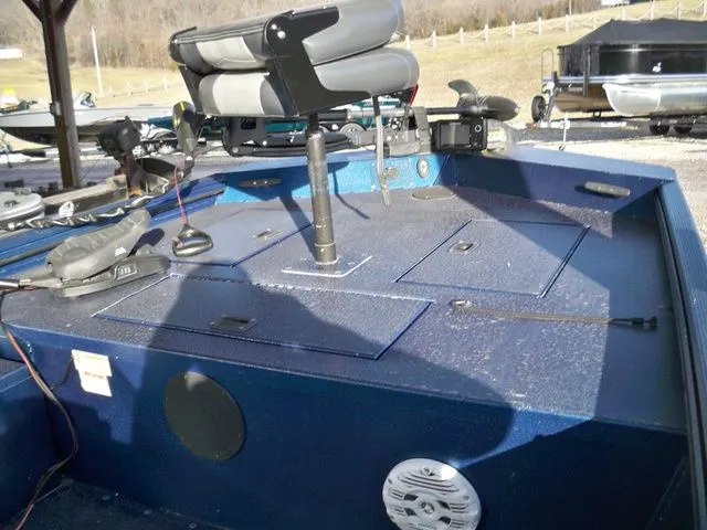 Slide: The Image of Lowe Roughneck 1860 SC Jet 2017 - 4