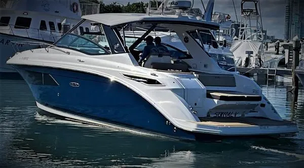Slide: The Image of Sea Ray 320 Sundancer 2021 - 0