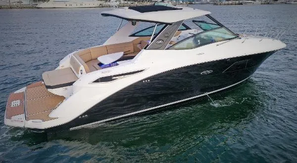 Slide: The Image of Sea Ray 320 Sundancer 2021 - 1