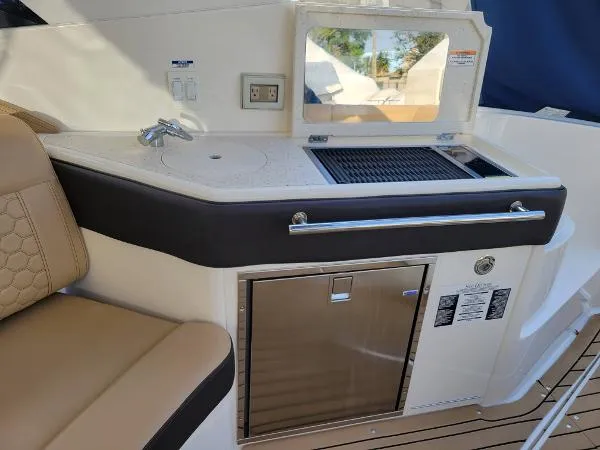 Slide: The Image of Sea Ray 320 Sundancer 2021 - 10