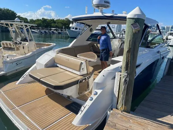 Slide: The Image of Sea Ray 320 Sundancer 2021 - 3