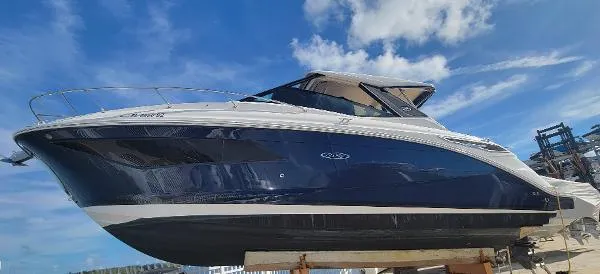 Slide: The Image of Sea Ray 320 Sundancer 2021 - 4