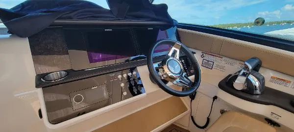 Slide: The Image of Sea Ray 320 Sundancer 2021 - 5