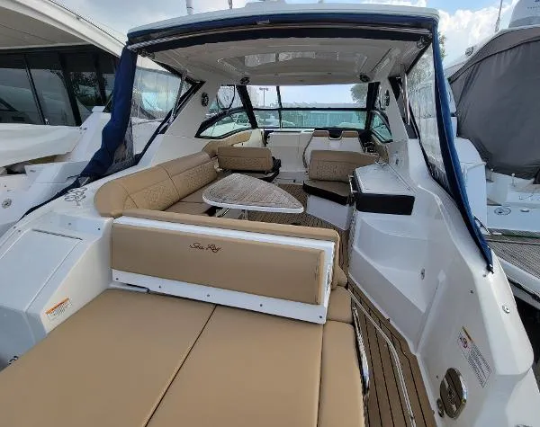Slide: The Image of Sea Ray 320 Sundancer 2021 - 6