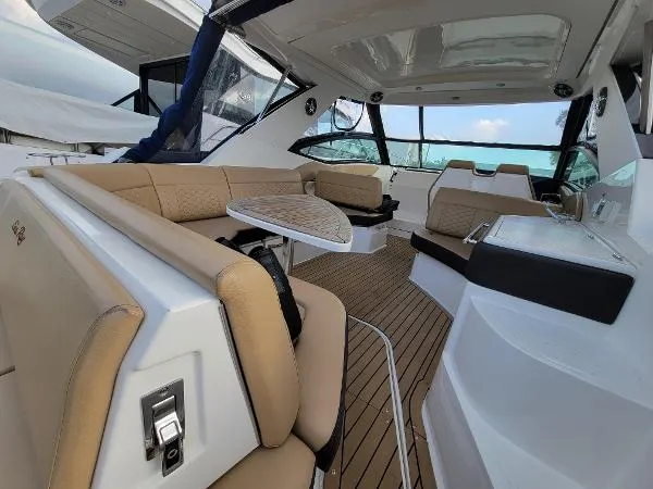 Slide: The Image of Sea Ray 320 Sundancer 2021 - 8