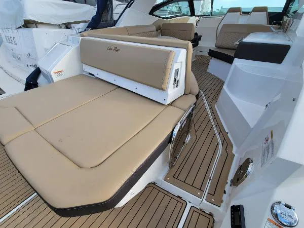 Slide: The Image of Sea Ray 320 Sundancer 2021 - 9