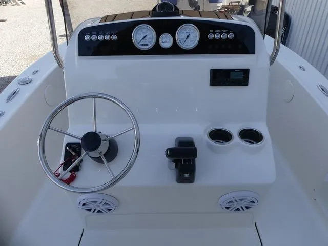 Slide: The Image of Pioneer 180 Islander 2026 - 13