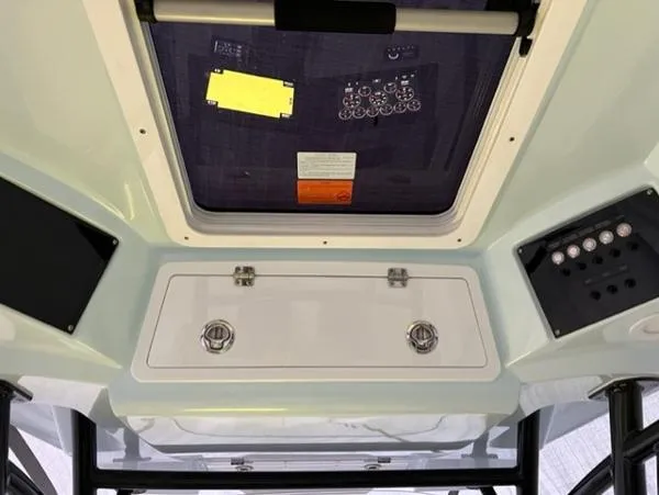 Slide: The Image of Sea Fox 328 Commander 2022 - 5