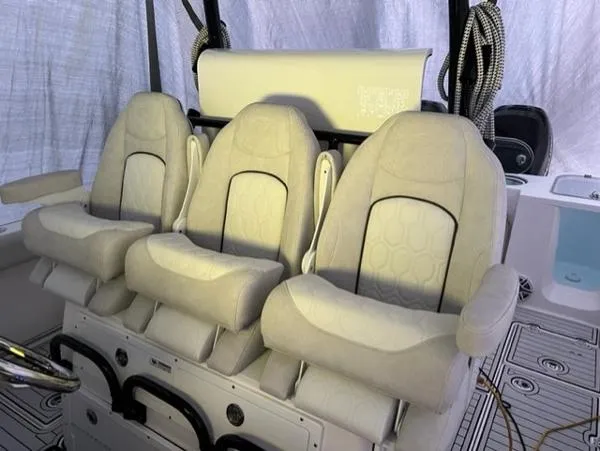 Slide: The Image of Sea Fox 328 Commander 2022 - 6
