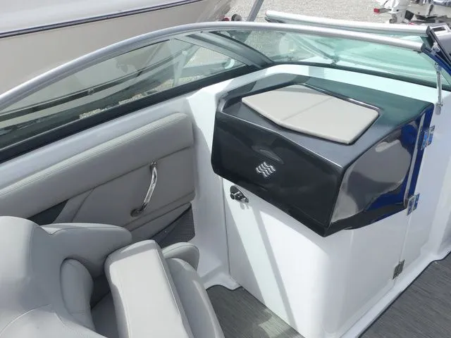 Slide: The Image of Four Winns HD3 OB 2022 - 14