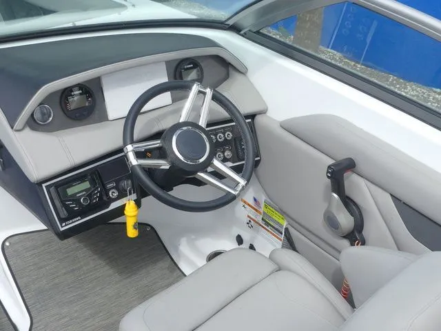 Slide: The Image of Four Winns HD3 OB 2022 - 16