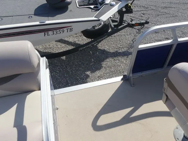 Slide: The Image of Sun Tracker Fishin' Barge 20 DLX 2014 - 18