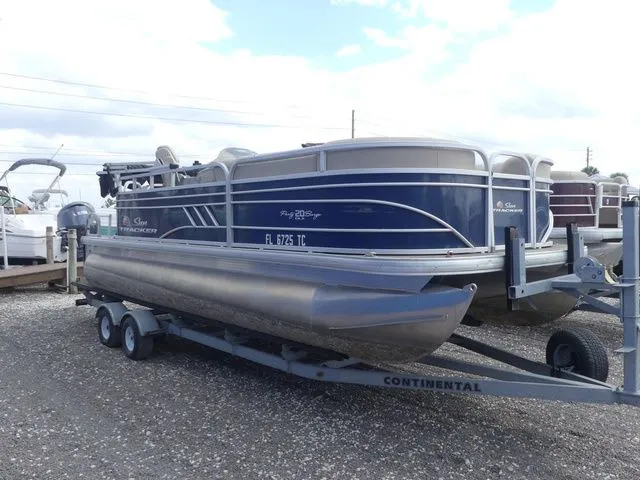 Slide: The Image of Sun Tracker Party Barge 20 DLX 2022 - 3