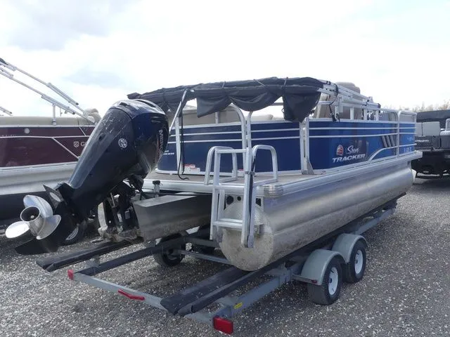 Slide: The Image of Sun Tracker Party Barge 20 DLX 2022 - 4