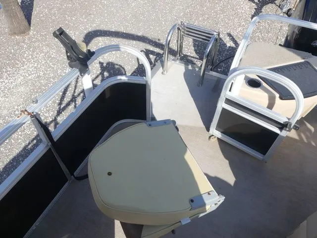 Slide: The Image of Sun Tracker Fishin' Barge 20 DLX 2019 - 13