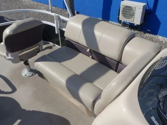 Slide: The Image of Sun Tracker Fishin' Barge 20 DLX 2019 - 16