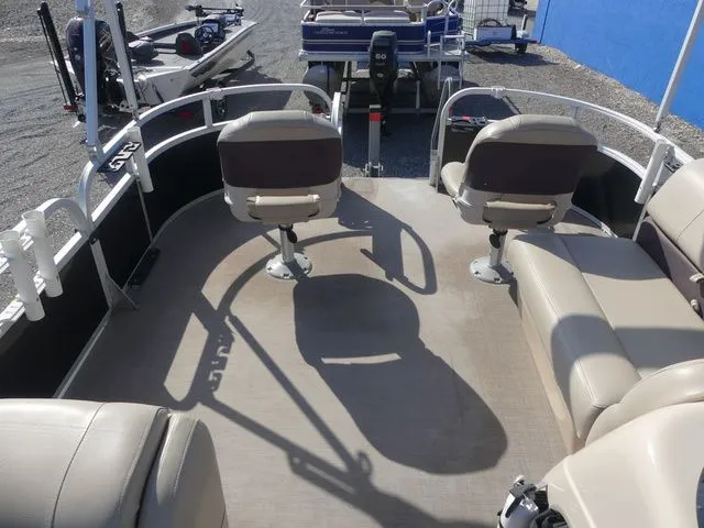 Slide: The Image of Sun Tracker Fishin' Barge 20 DLX 2019 - 17