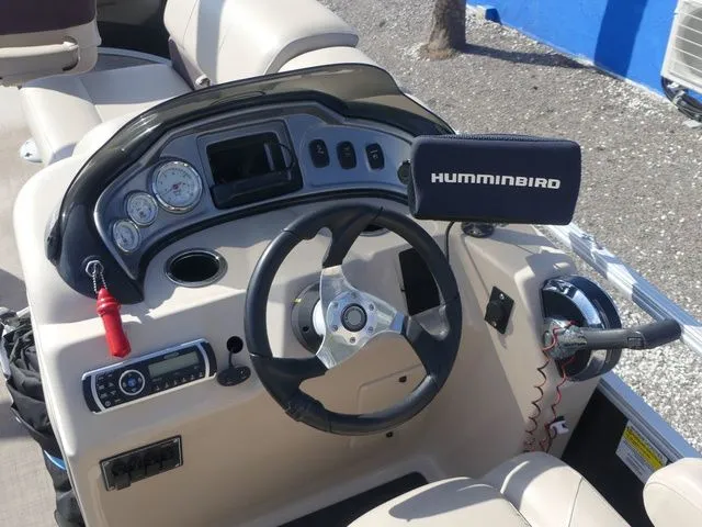 Slide: The Image of Sun Tracker Fishin' Barge 20 DLX 2019 - 18